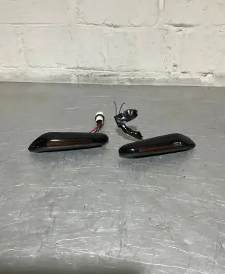 Front fender indicator light