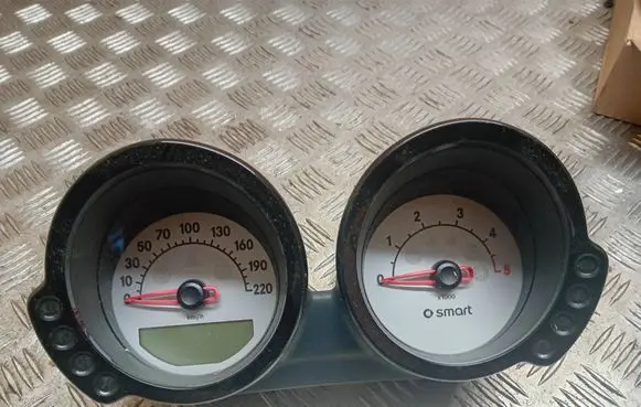 Speedometer (instrument cluster)