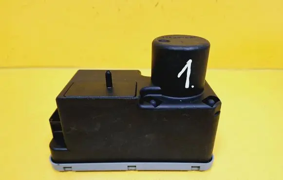 Volkswagen PASSAT B4 Central locking vacuum pump 1H0962257