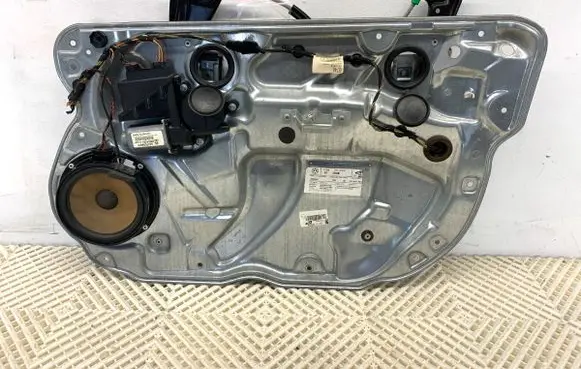 Volkswagen Polo IV 9N3 Front door window regulator with motor 6Q2959801A