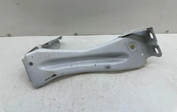 Audi TT TTS Mk2 Fender mounting bracket 8J0821136F