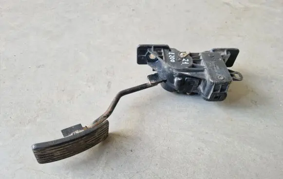 Mitsubishi L200 Accelerator throttle pedal MR992933 APM30009