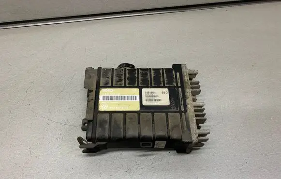 Volkswagen PASSAT B3 Engine control unit/module 0261200261 443907311B