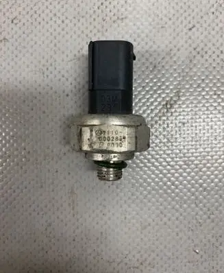 Mercedes-Benz C W204 Air conditioning (A/C) pressure sensor 2110000283