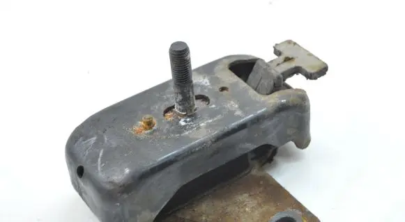 Volkswagen Amarok Engine mount bracket