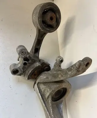 Honda Civic Engine mount bracket