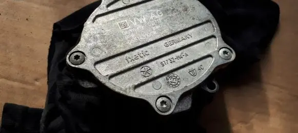 Audi A4 S4 B8 8K Vacuum pump 06E145100R