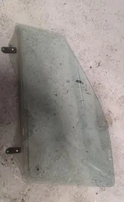 KIA Sorento Front door window glass four-door