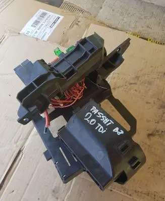 Volkswagen PASSAT B8 Fuse box cover