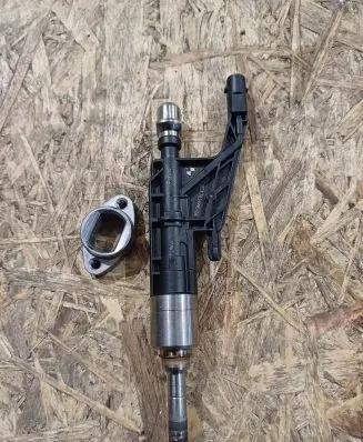 BMW 5 G30 G31 Fuel injector 7639990 10213541