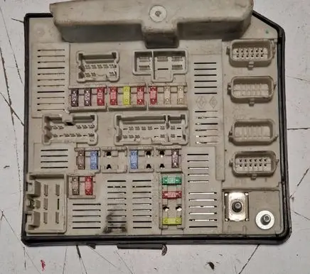 Renault Scenic II - Grand scenic II Fuse module 8200481866 519158075 6950076090
