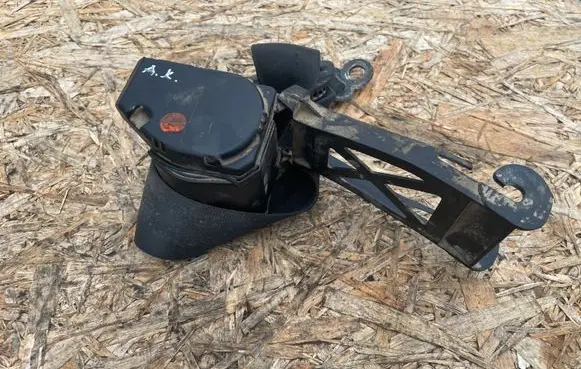 Volkswagen Golf III Rear seatbelt 1H4857806A