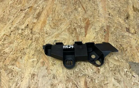 Opel Corsa E Front bumper mounting bracket 39003565