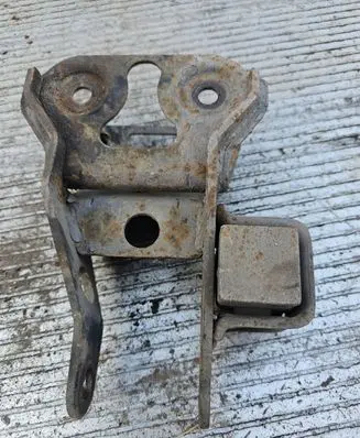 Toyota Prius (XW20) Engine mounting bracket