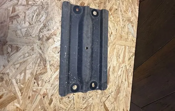 Center/middle under tray cover