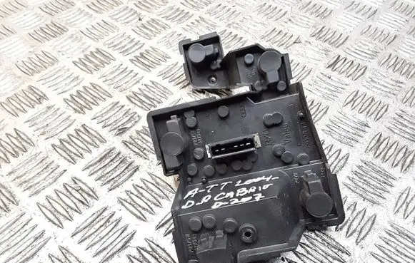 Audi TT Mk1 Tail light bulb cover holder 89100110