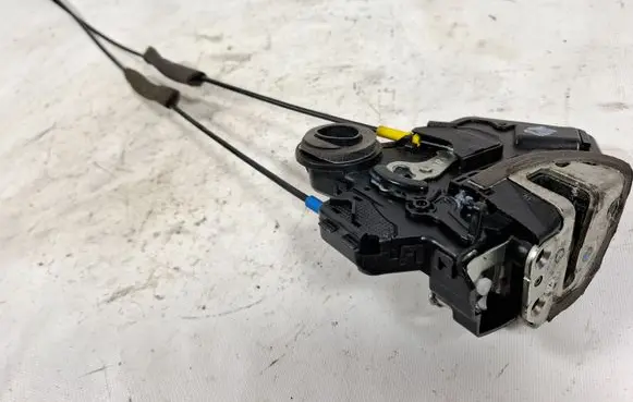 Toyota Corolla Verso AR10 Front door lock A046693