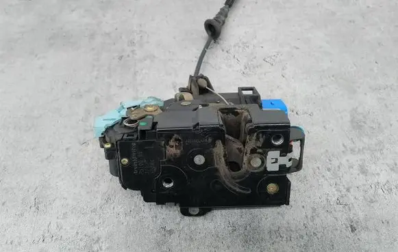 Skoda Octavia Mk2 (1Z) Front door lock 3D1837015
