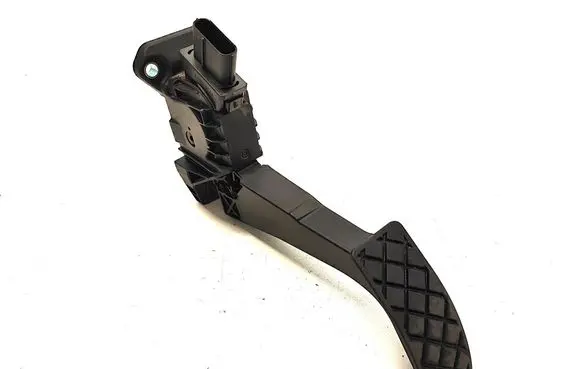 Accelerator throttle pedal