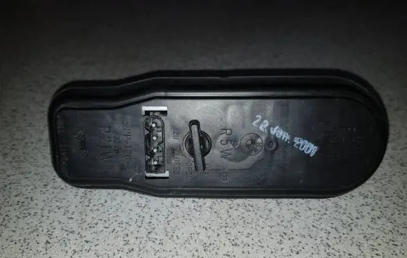 BMW 5 E39 Tail light bulb cover holder 8371324 393440