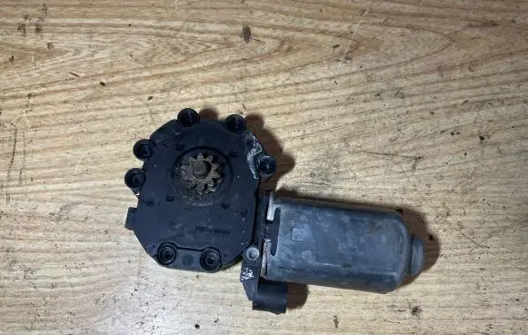 Renault Kangoo I Front door window regulator motor 400370A