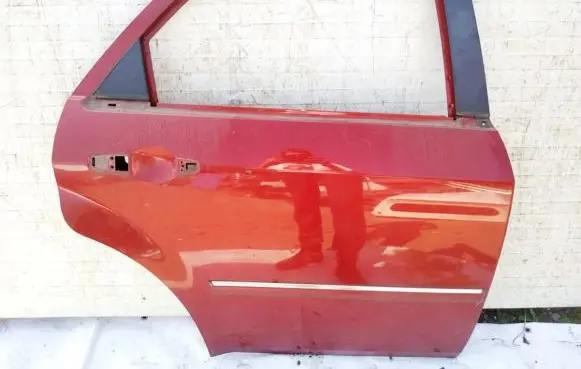 Dodge Magnum Rear door raudonos