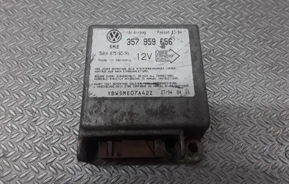 Volkswagen PASSAT B4 Airbag control unit/module 357959656 5WK4075