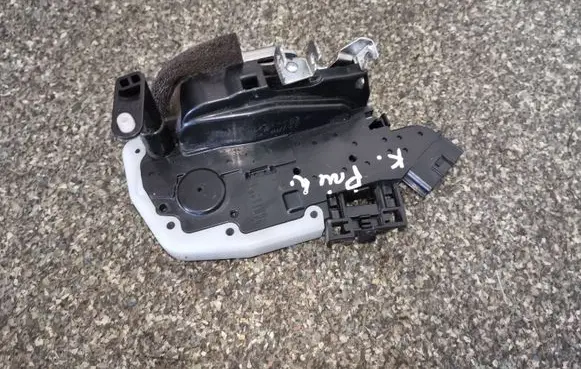 Nissan Leaf I (ZE0) Front door lock