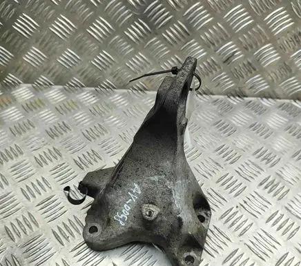 BMW 1 E81 E87 Engine mounting bracket 6781916