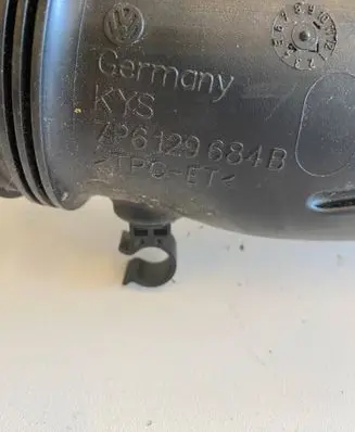 Volkswagen Touareg II Air intake duct part 7P6129684B