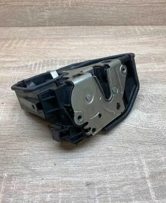 BMW X3 E83 Rear door lock 7167076