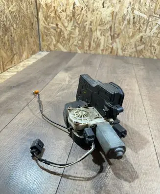 BMW 7 E65 E66 Rear door soft close latching motor 8240586