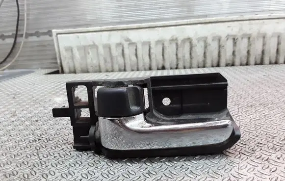 Toyota Corolla Verso E121 Front door interior handle