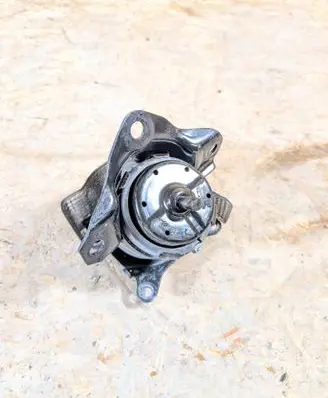Chevrolet Tahoe Engine mount bracket 84848133