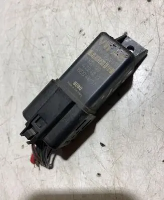 Volkswagen Golf V Glow plug pre-heat relay 038907281D 0522120504 4224013