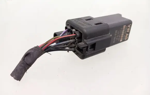 Volkswagen Caddy Glow plug pre-heat relay 038907281D 0522120504