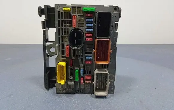 Citroen Berlingo Fuse box set 9807028880