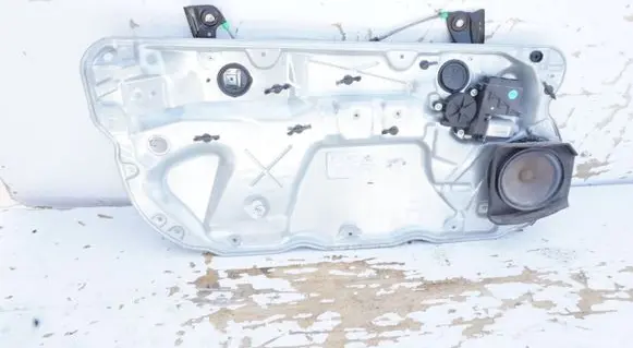 Volkswagen Polo Front door window regulator with motor 