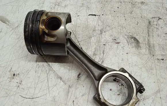 Volkswagen Caddy Piston with connecting rod 16R0 0380