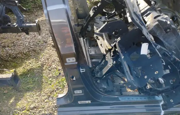 Peugeot 208 II Pillar (middle) 