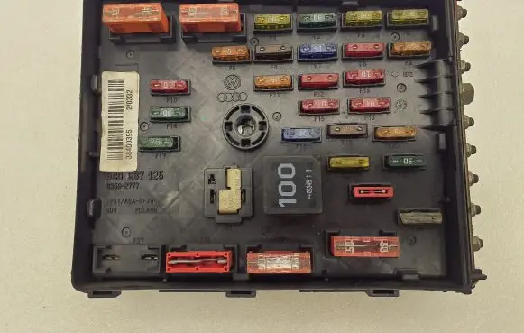 Volkswagen PASSAT B7 Fuse box set 3C0937125 63592777