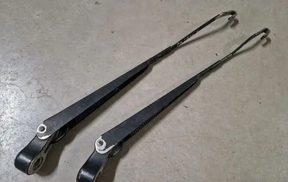 Front wiper blade arm