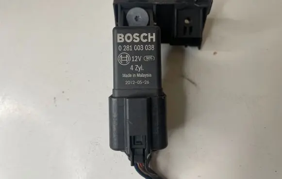 Volkswagen Golf VI Glow plug pre-heat relay 038907281D 9132826880