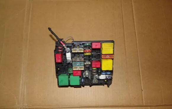 Peugeot 208 Fuse module 9604846880