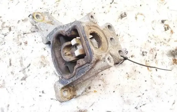 Honda FR-V Engine mount bracket