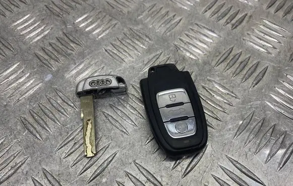 Audi A4 S4 B8 8K Ignition key/card 8T0959754D