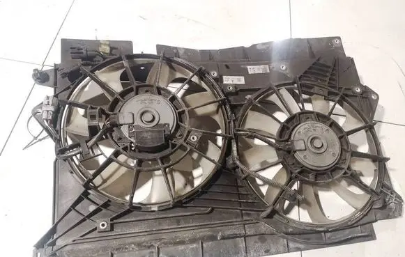 Toyota Avensis T270 Radiator cooling fan shroud 160400R160