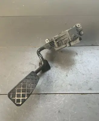Accelerator throttle pedal