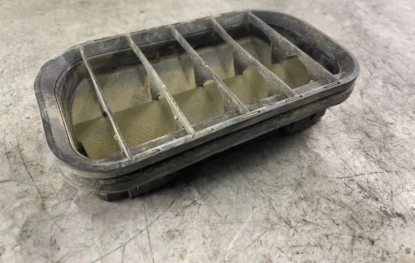 Volkswagen PASSAT B5.5 Quarter panel pressure vent 4a0819181