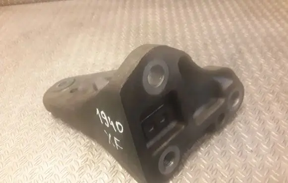 Engine mounting bracket